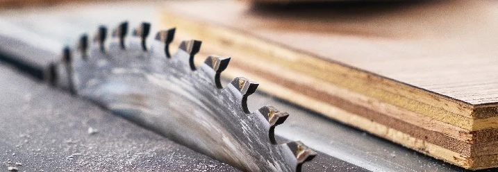 Kreissäge mit Sägeblatt und Holz